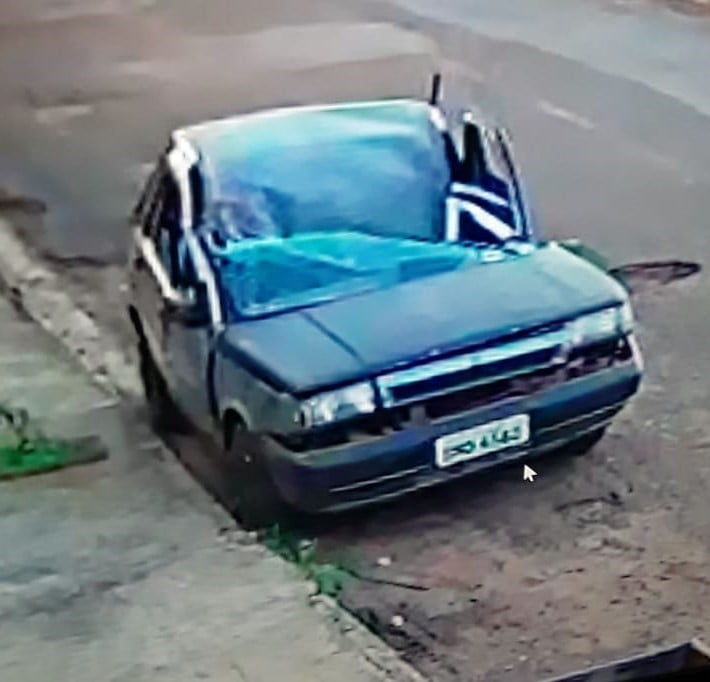 Vídeo Carro capota ao desviar de buraco na marginal da Anhanguera