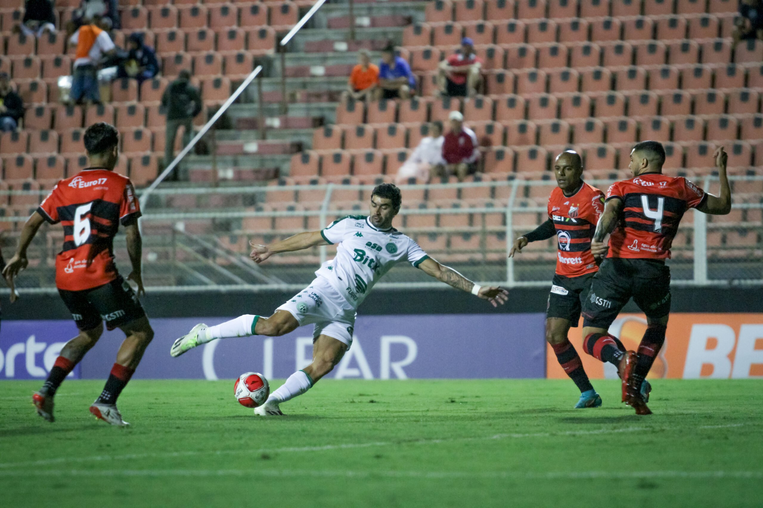 dois gols de Reinaldo Guarani vence a primeira e sobe de posição