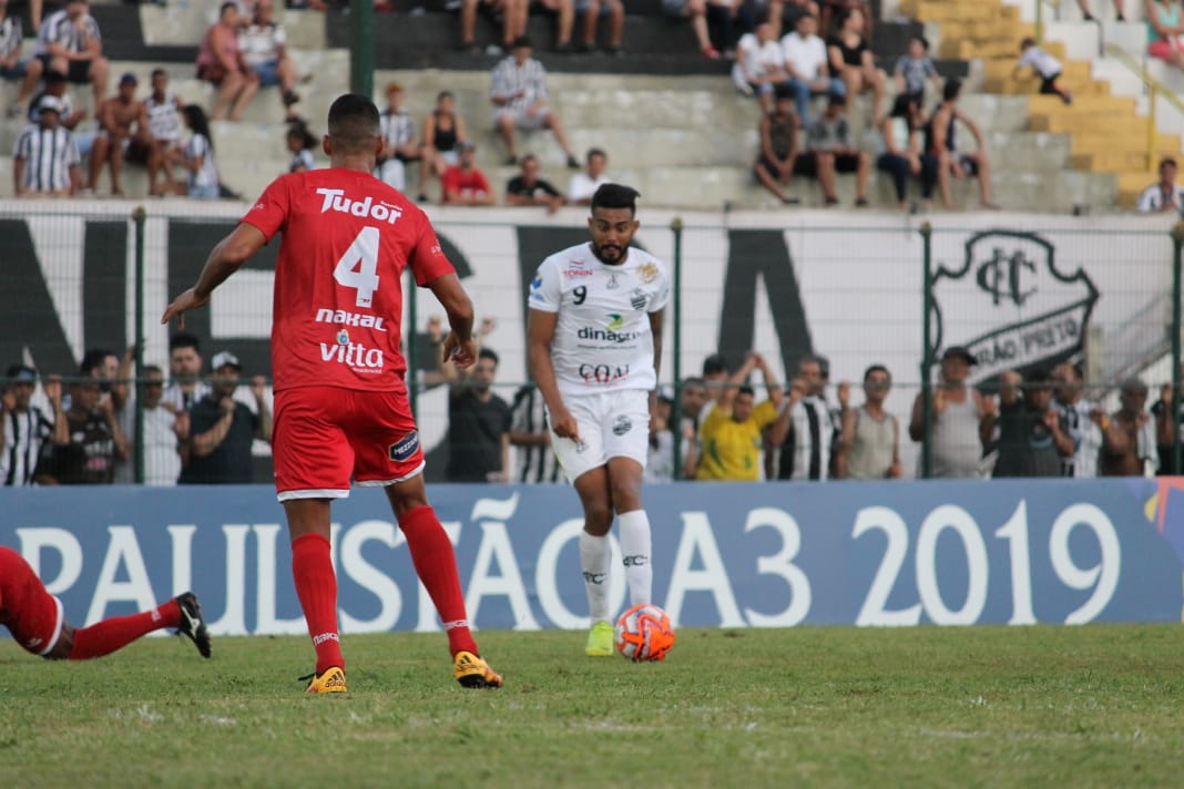 Comercial estreia com derrota em casa na Série A3