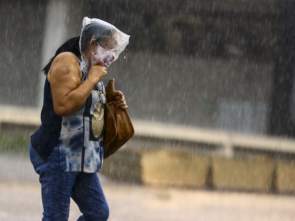 Após 119 dias de seca, volta a chover no DF.