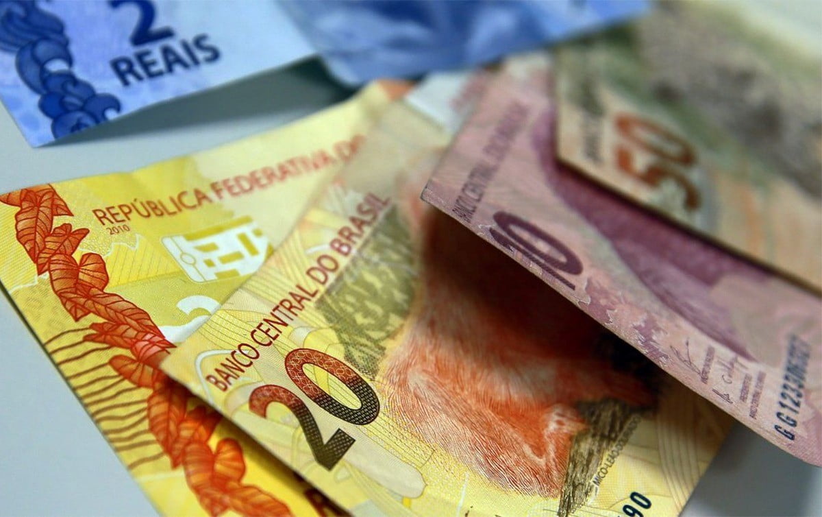 Salário mínimo de R$ 1.412 entra em vigor nesta segunda-feira