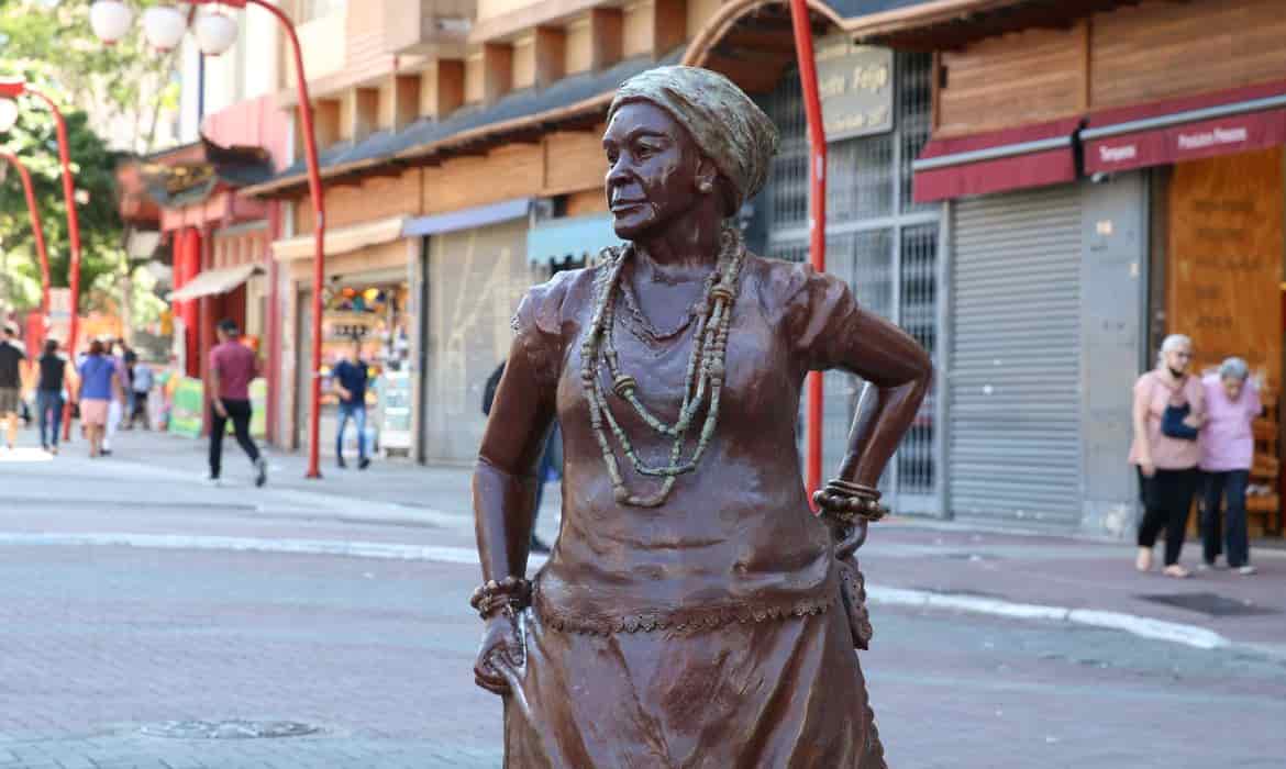 estátua-madrinha-eunice