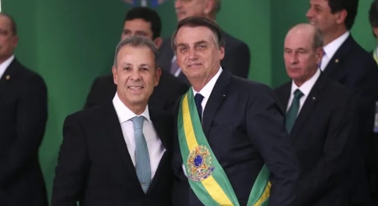 almirante-de-esquadra-bento-costa-lima-leite-de-albuquerque-toma-posse-no-ministerio-de-minas-e-energia-11052022053433594