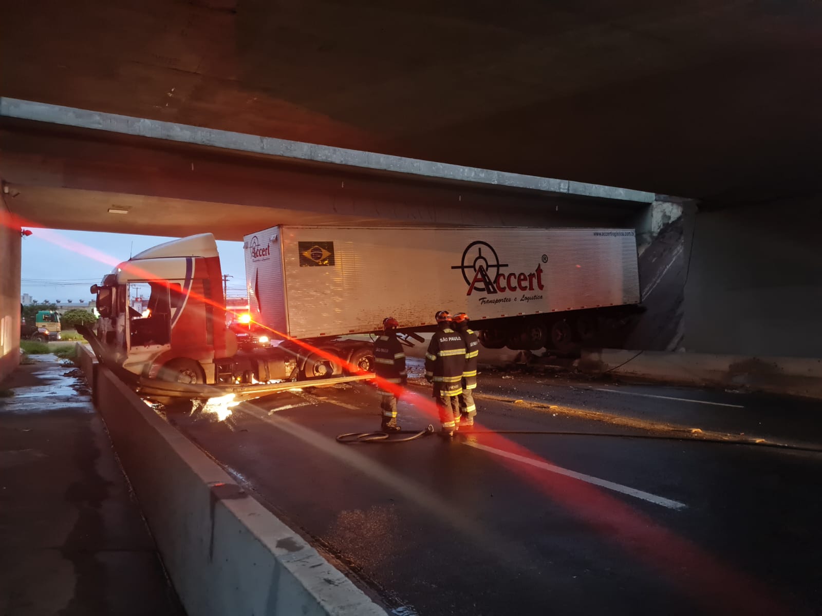 Carreta que não conseguiu passar por baixo de viaduto da BR-365 em