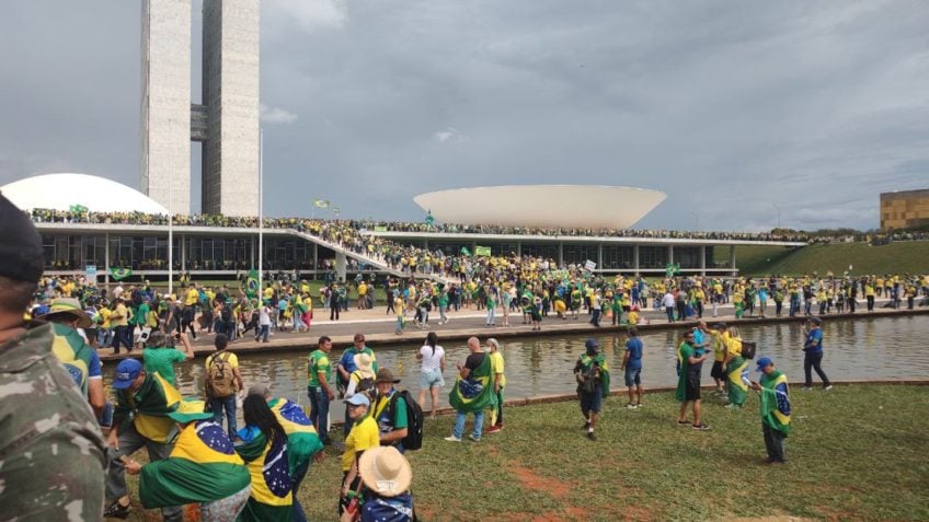bolsonaristas-invadem-congresso-8jan2023-848x477