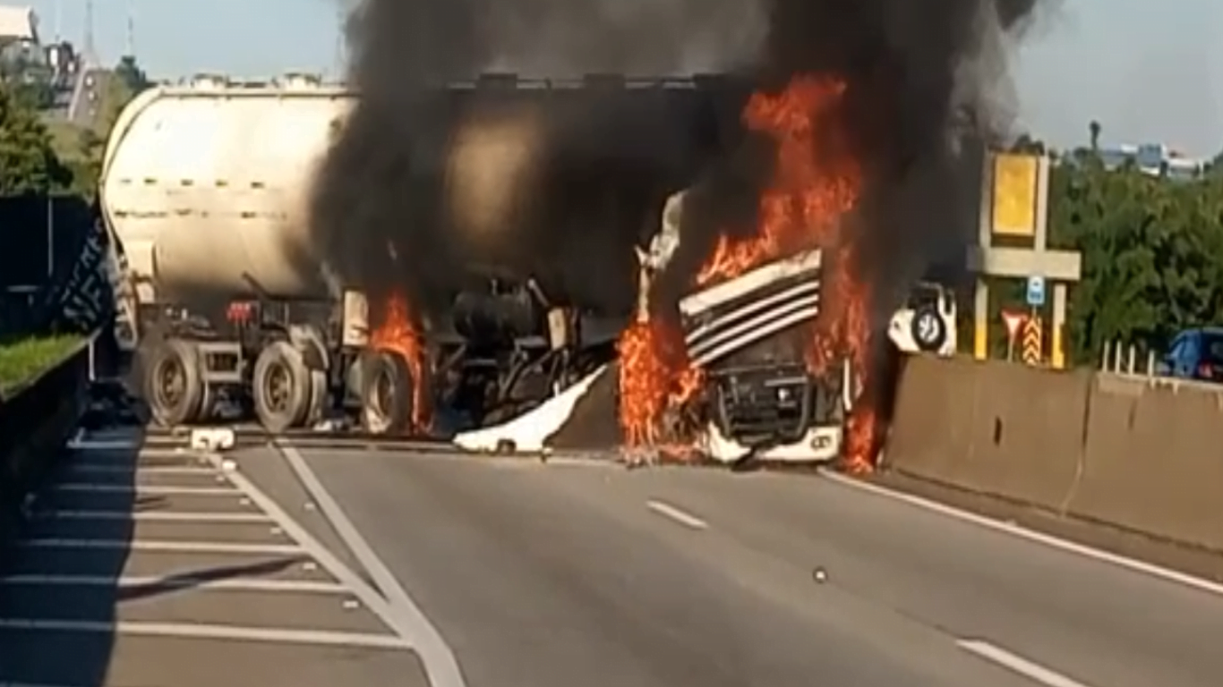 CARRETA EXPLODE 01 Uma carreta pegou fogo na Dutra, entre as cidades de Taubaté e Pindamonhangaba, após uma colisão contra uma mureta de concreto.