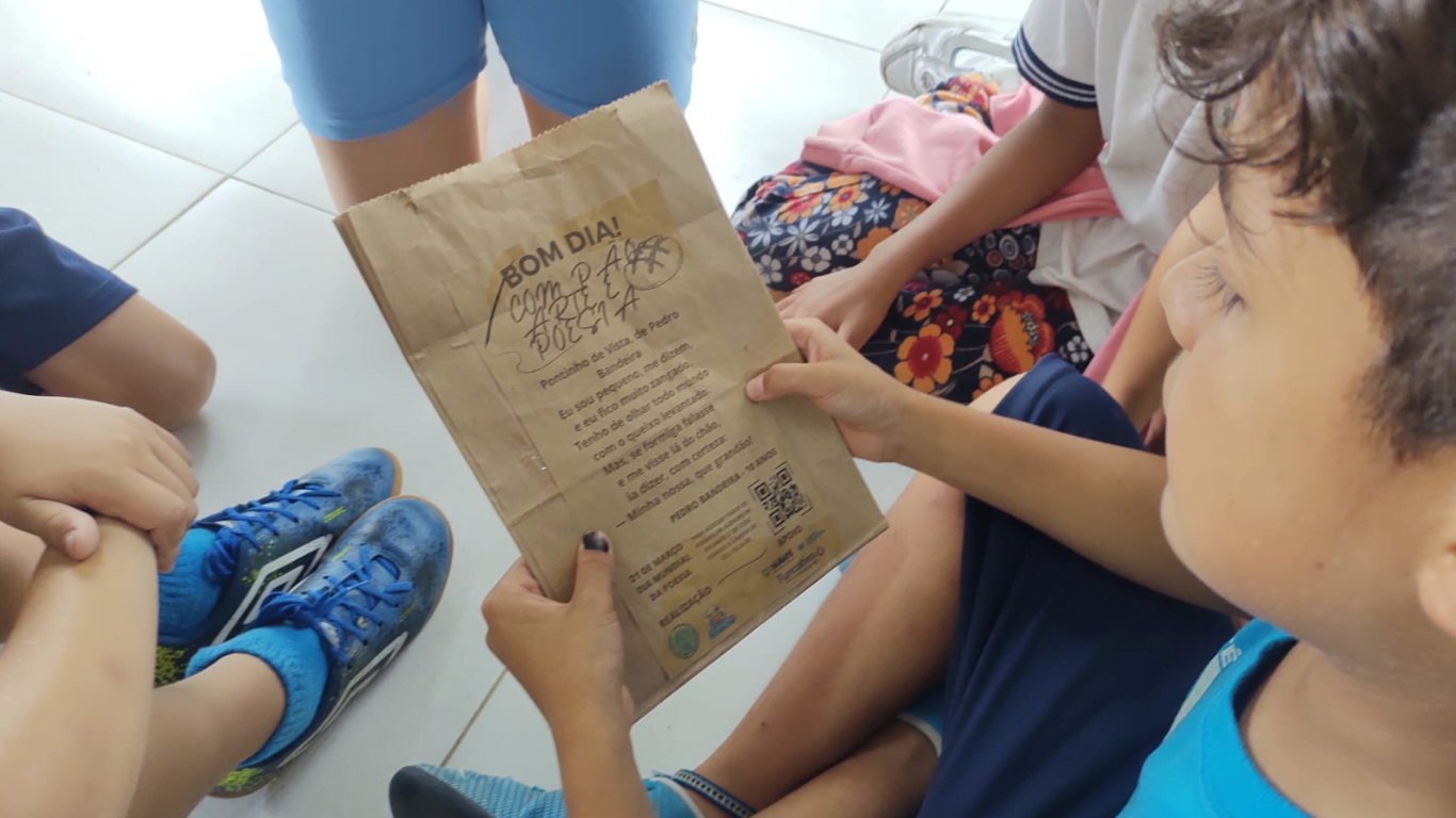 Os alunos da UEI Thereza Villarta Gonçalves, no Parque Três Marias, lançam o projeto “Bom dia! Com pão, arte e poesia”.