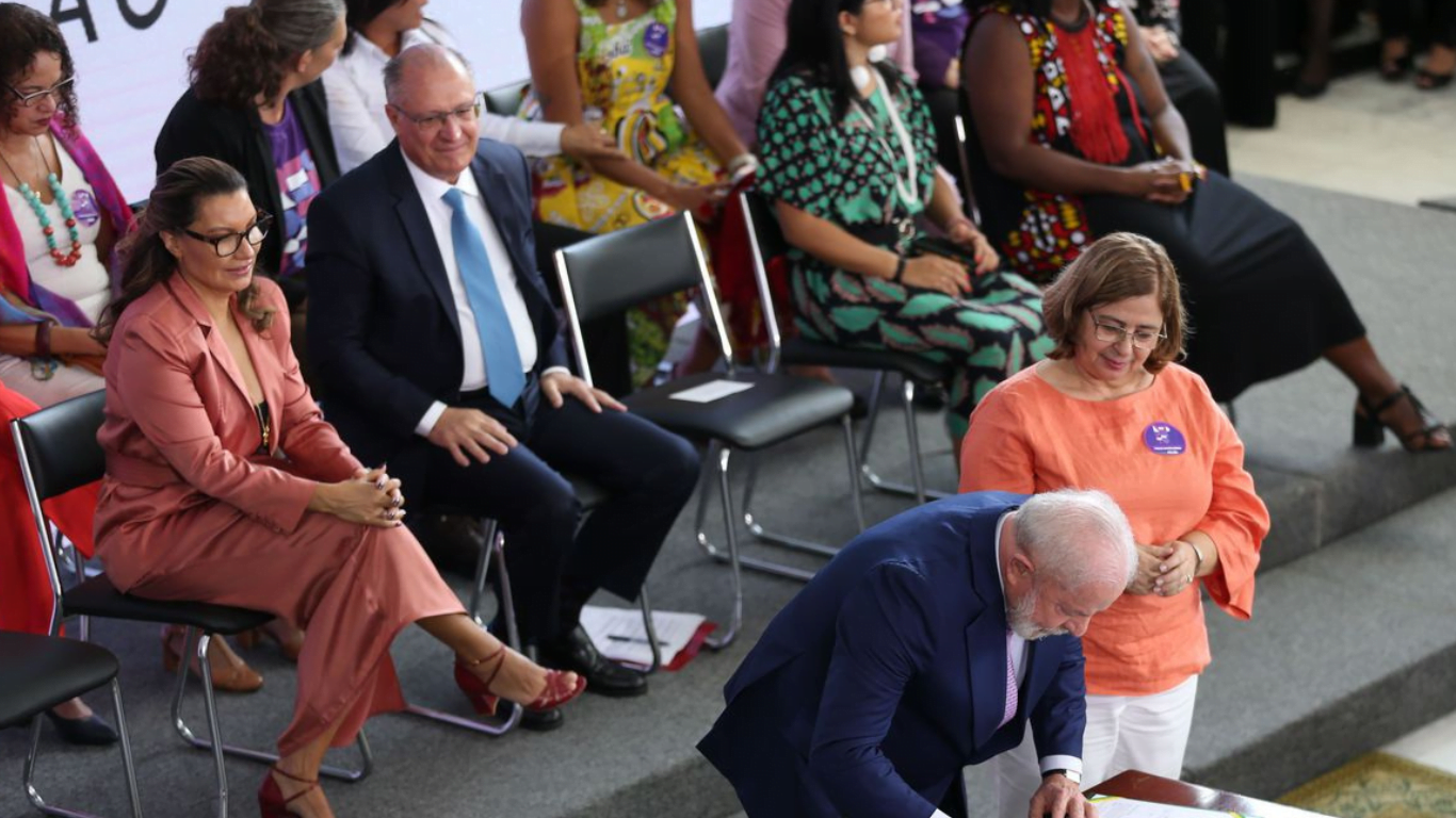 É o que consta no projeto de lei sobre igualdade salarial assinado nesta quarta-feira (8) pelo presidente Lula.