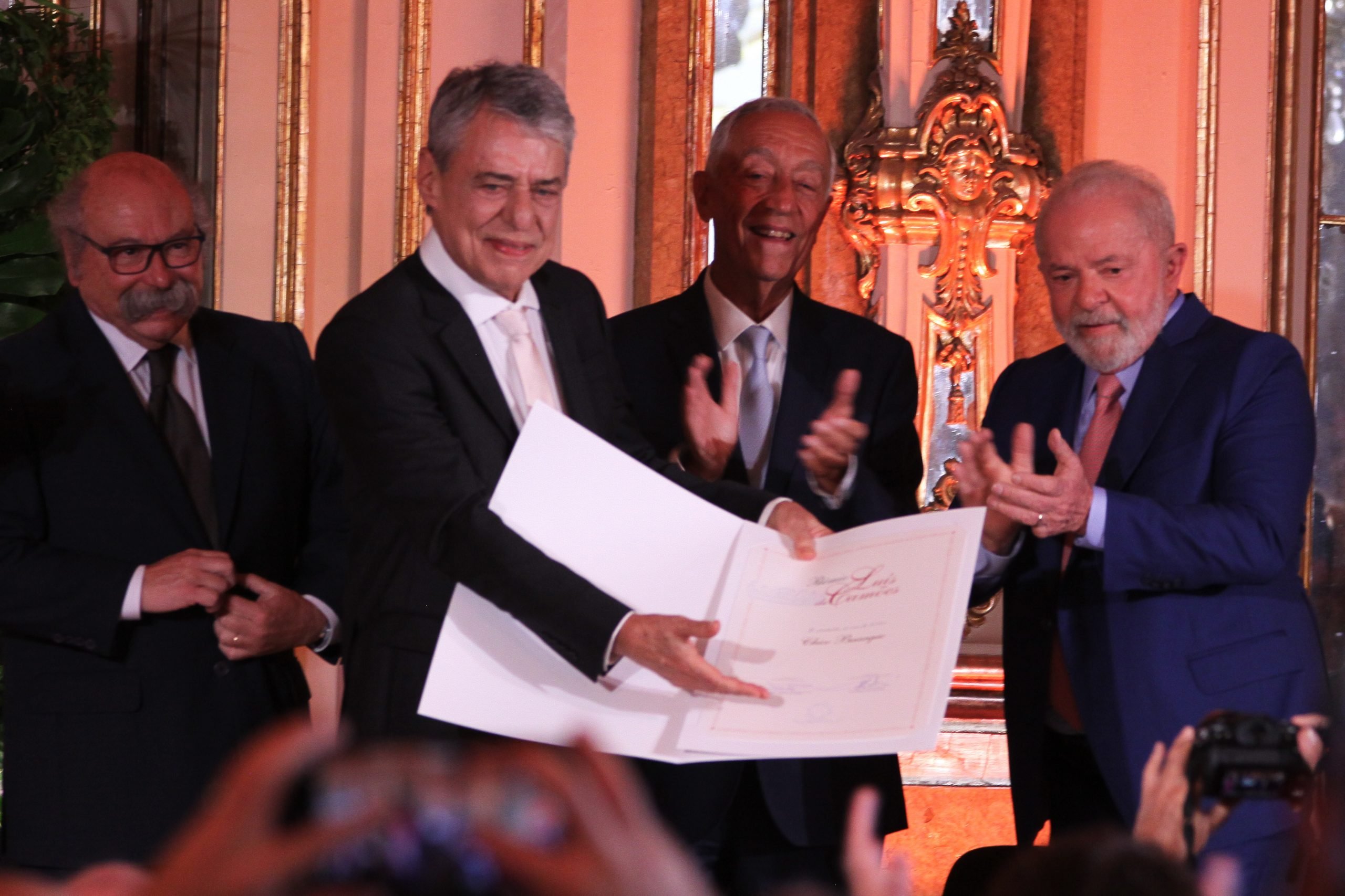 Chico Buarque recebe o prêmio Camões em Portugal