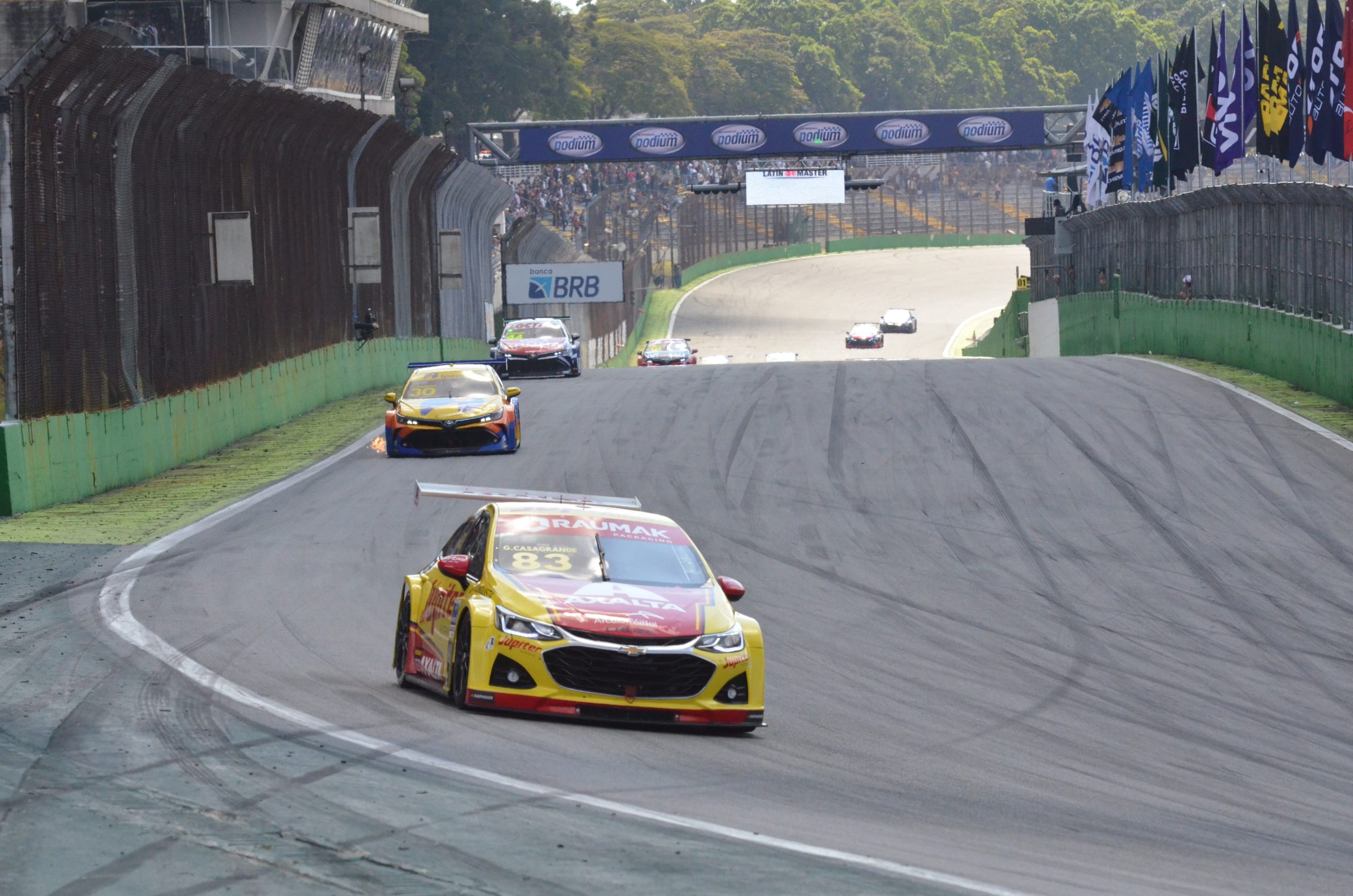 Gabriel Casagrande liderando a corrida 1 (Foto: Juvenal Dias)