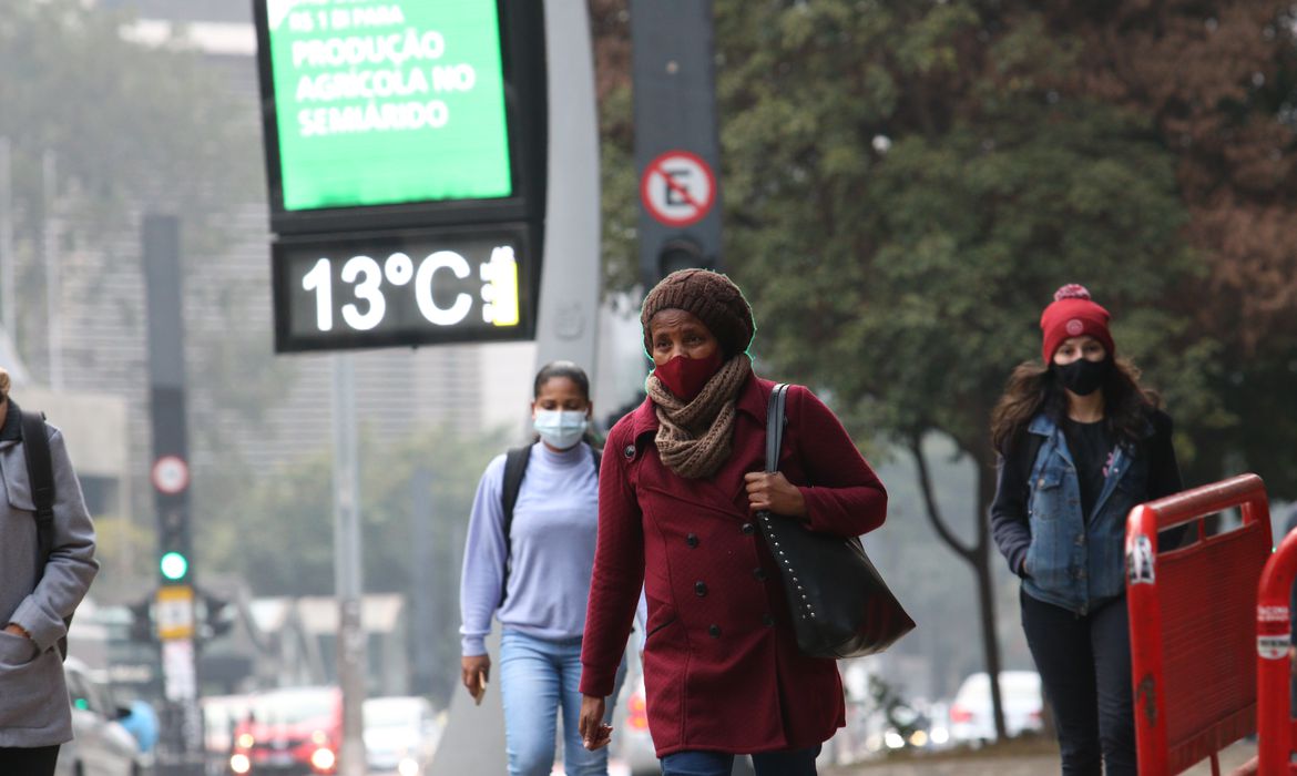 Pessoas andando da rua, termometo indicando treze graus, em São Paulo. (Rovena Rosa/Ag. Brasil)
