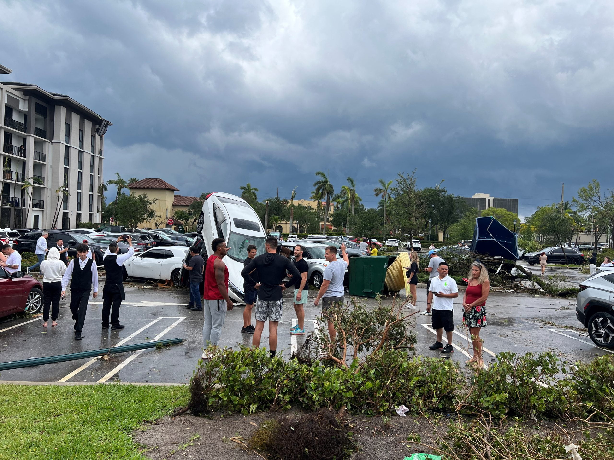 Tornado na Flórida Visão de veículos parados em um estacionamento após um suposto tornado, em Palm Beach Gardens, Flórida, EUA, 29 de abril de 2023 nesta foto obtida nas redes sociais. Spencer Caesare/via REUTERS