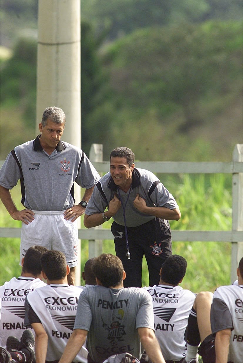 Luxemburgo O técnico Wanderley Luxemburgo durante conversa de 35 minutos com o time, no campo do Park Hotel, onde o Corinthians está concentrado | Foto: Folhapress