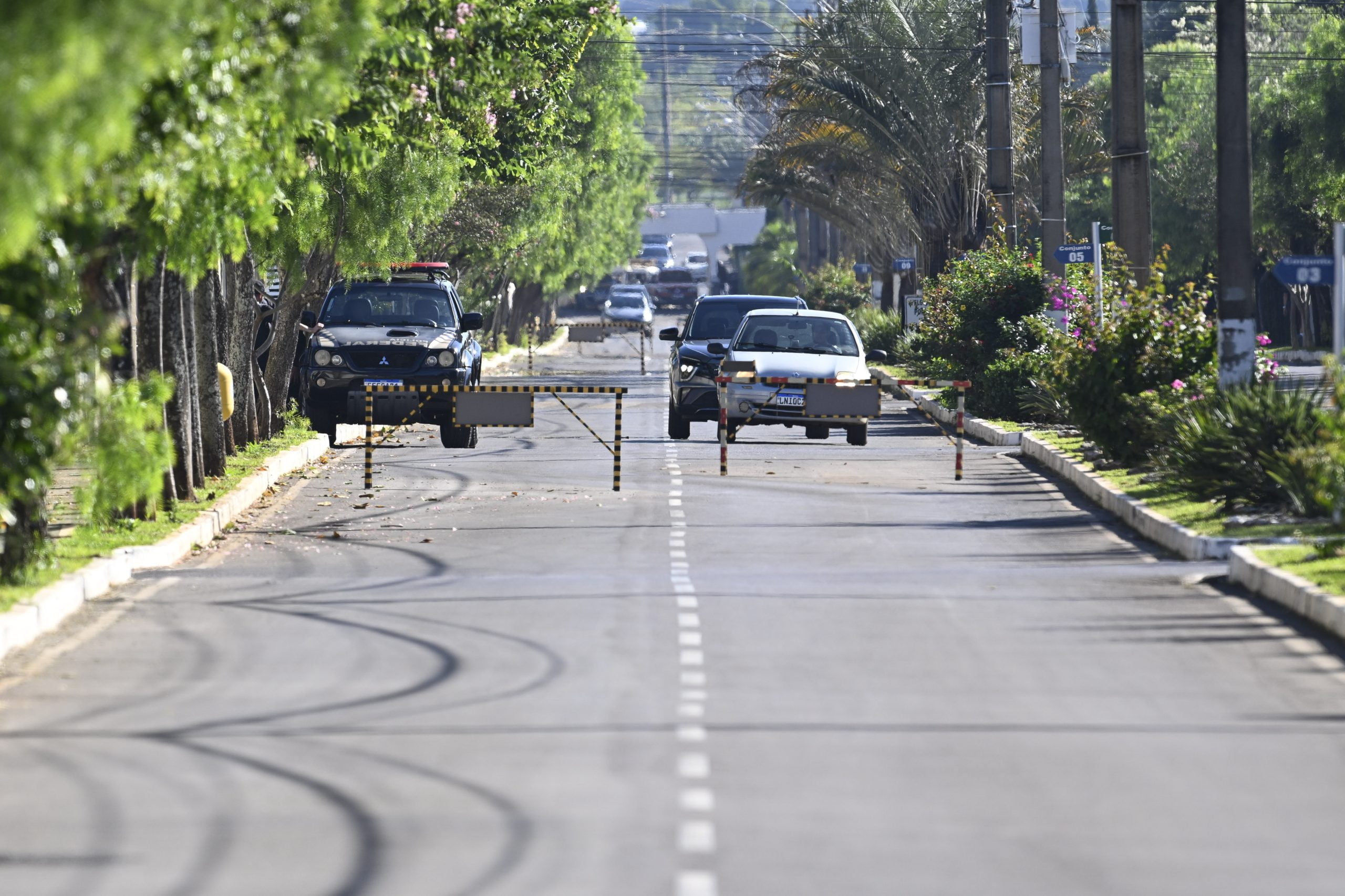 A Policia Federal, realiza buscas e apreensões na casa do ex-presidente da republica, Jair Bolsonaro, em Brasilia na quarta-feira, 3 de maio de 2023 | Foto: Mateus Bonomi/AGIF/Folhapress