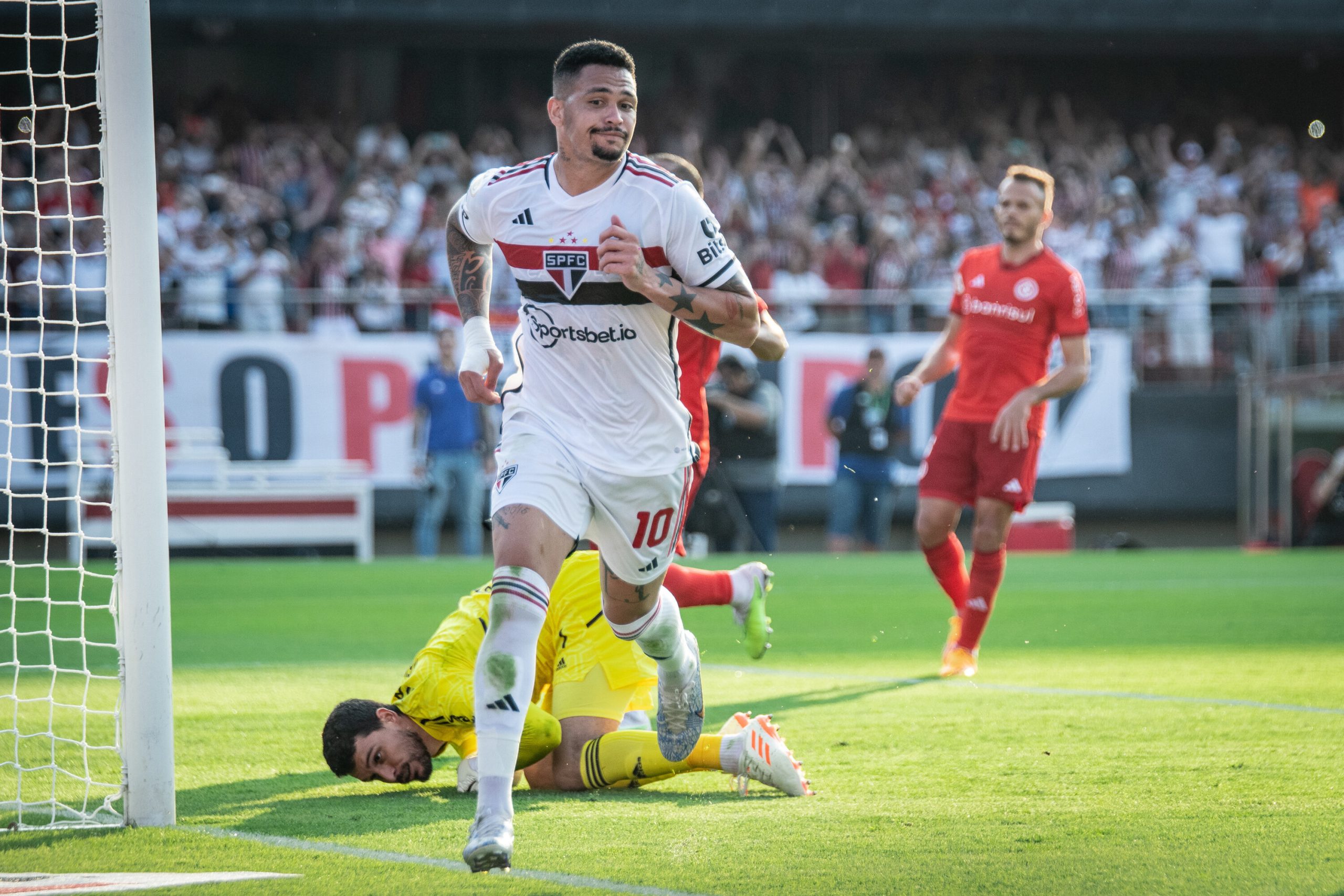 Luciano, do São Paulo, comemora seu gol - Partida entre São Paulo e Internacional, válida pela 4ª rodada do Campeonato Brasileiro Série A 2023, realizada no estádio do Morumbi | Foto: Guilherme Veiga/Uaifoto/Folhapress