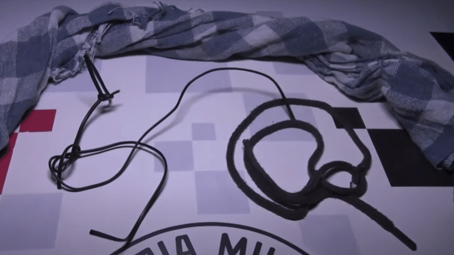 O padrasto utilizou fios elétricos, um cadarço e um pano de chão para amarrar a criança de seis anos O padrasto utilizou fios elétricos, um cadarço e um pano de chão para amarrar a criança de seis anos (Reprodução/Polícia Civil)