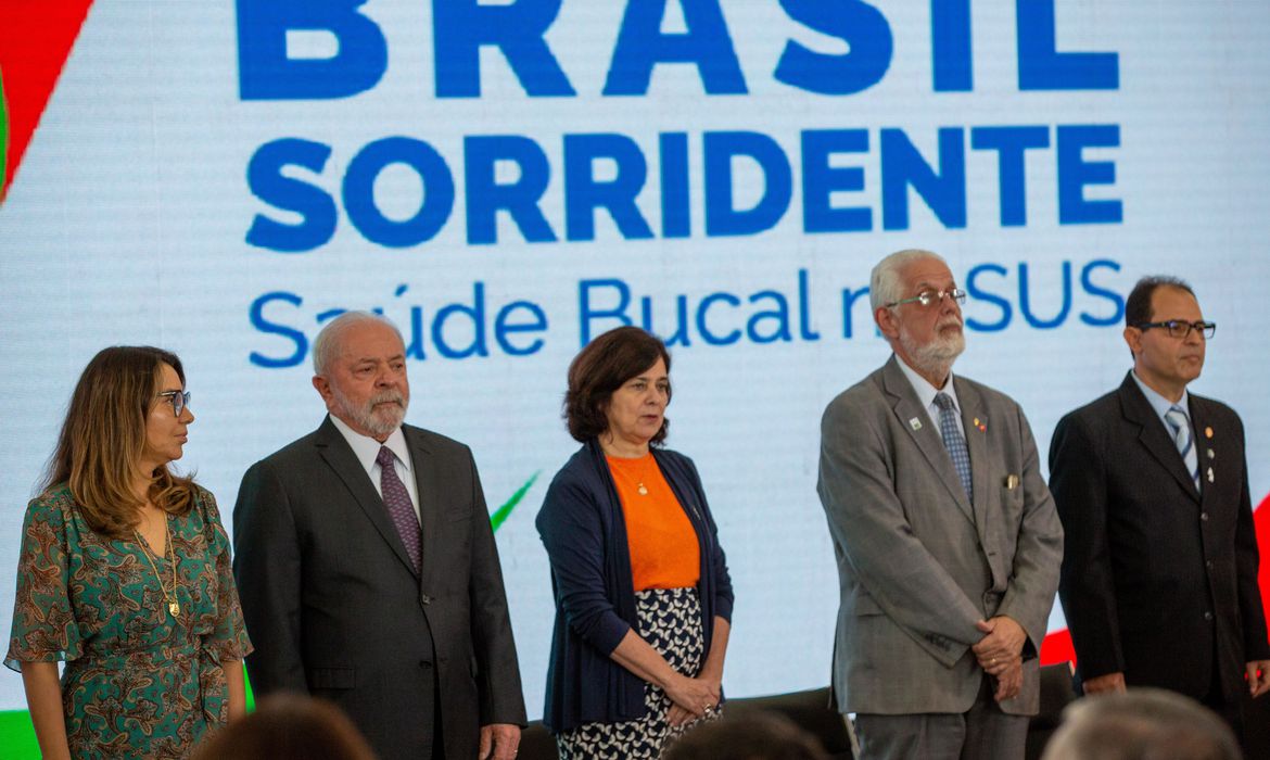 O presidente da República, Luiz Inácio Lula da Silva, acompanhado da ministra da Saúde, Nísia Trindade, sanciona o projeto de lei que inclui a Política Nacional de Saúde Bucal - Brasil Sorridente, na Lei Orgânica da Saúde. (Fabio Rodrigues-Pozzebom/ Agência Brasil)