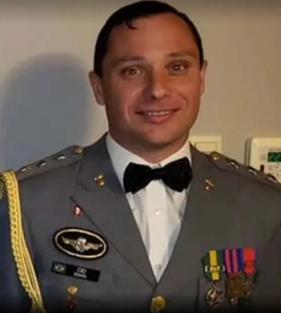 PF prende Mauro Cid, ex-ajudante de Bolsonaro, e faz buscas na casa do ex-presidente