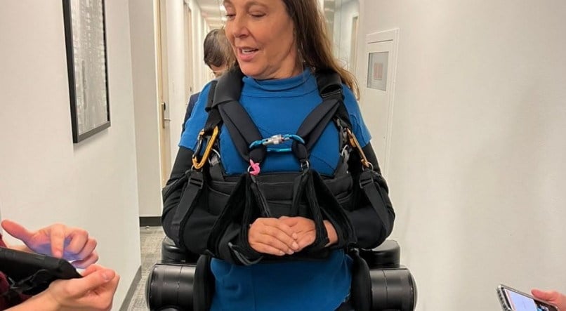 Senadora Mara Gabrilli Mara Gabrille caminha com um exoesqueleto que é um projeto de três estudantes de engenharia fundadores da startup francesa Wandercraft | Foto: divulgação