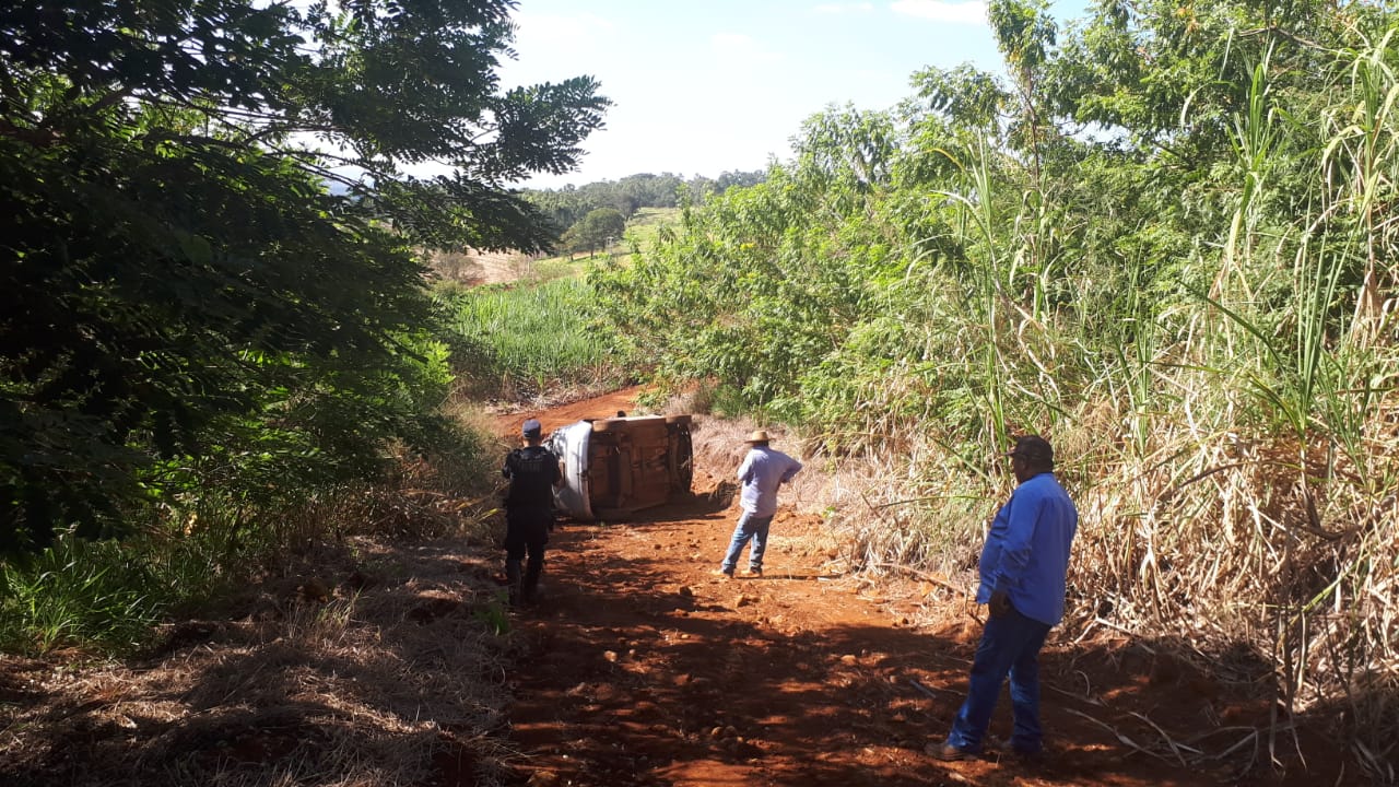 Polícia encontra carro capotado e motorista esmagado