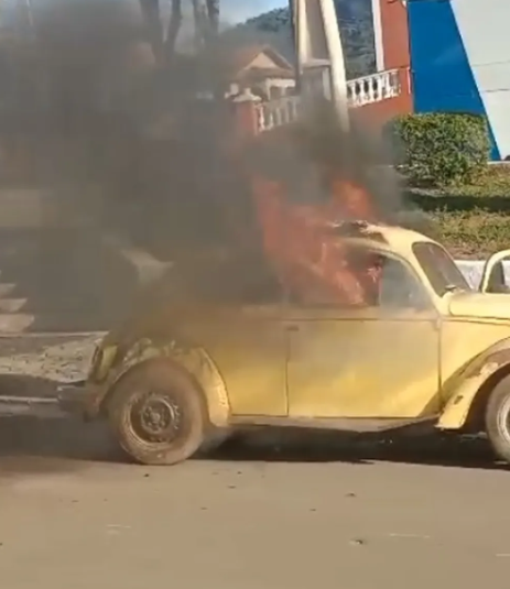 Adolescente mata namorado colocando fogo em carro