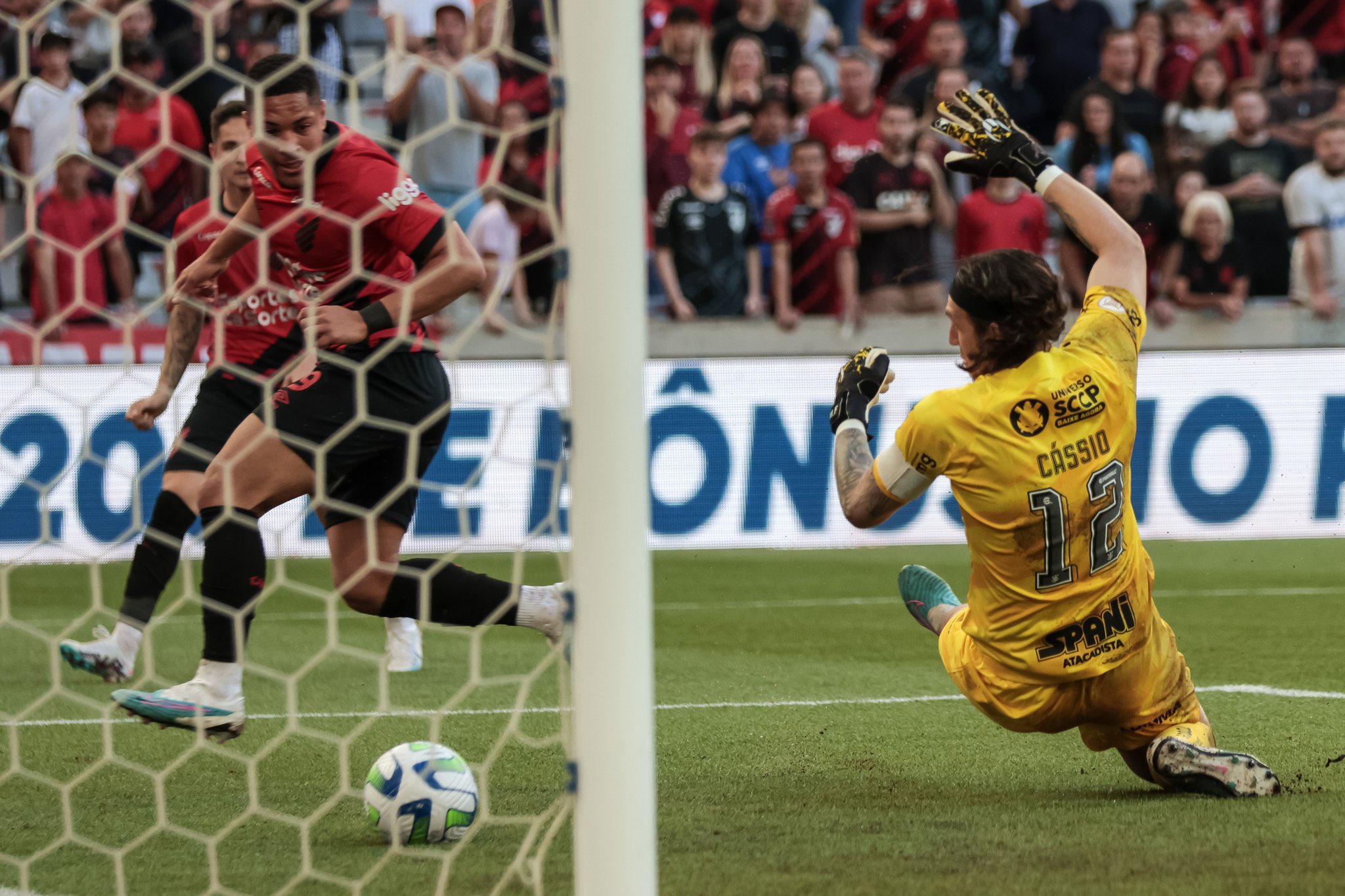 Athletico vence o Corinthians