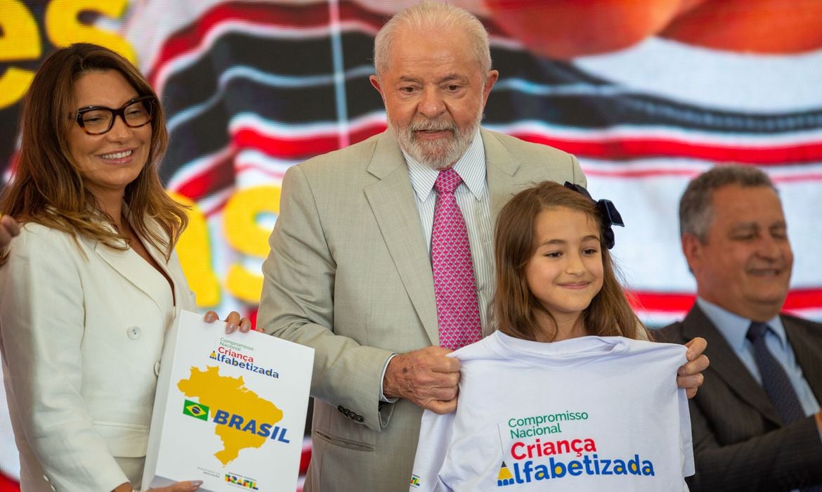 O presidente Luiz Inácio Lula da Silva, acompanhado da primeira-dama Janja Lula da Silva, de governadores e dos ministros da Educação, Camilo Santana, e da Fazenda, Fernando Haddad, lança o Compromisso Nacional Criança Alfabetizada. (Fábio Rodrigues-Pozzebom)