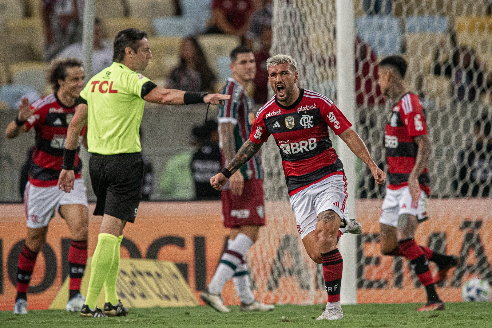 EXCLUSIVO  Jogadores do Flamengo fazem reunião a portas fechadas