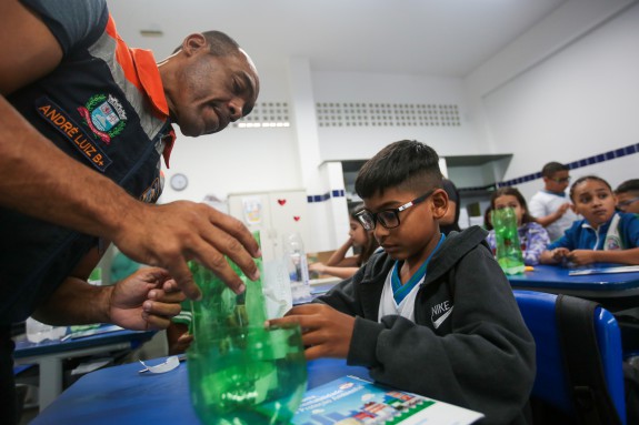 Defesa Civil ensina alunos de PG a construírem um pluviômetro caseiro com garrafa pet