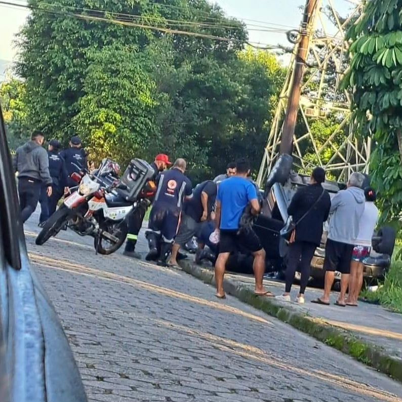 Carro capota após colidir com outro veículo em Cubatão - Thmais