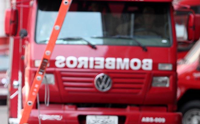 Corpo de Bombeiros combate fogo em apartamento Cômodo de casa pega fogo e homem de 46 anos morre no incêndio