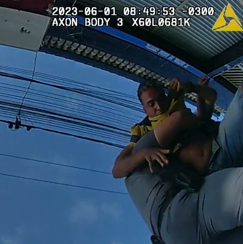video-de-camera-corporal-mostrou-que-reacao-do-criminoso-ocorreu-11-minutos-apos-abordagem-1685963330239_v2_1x1