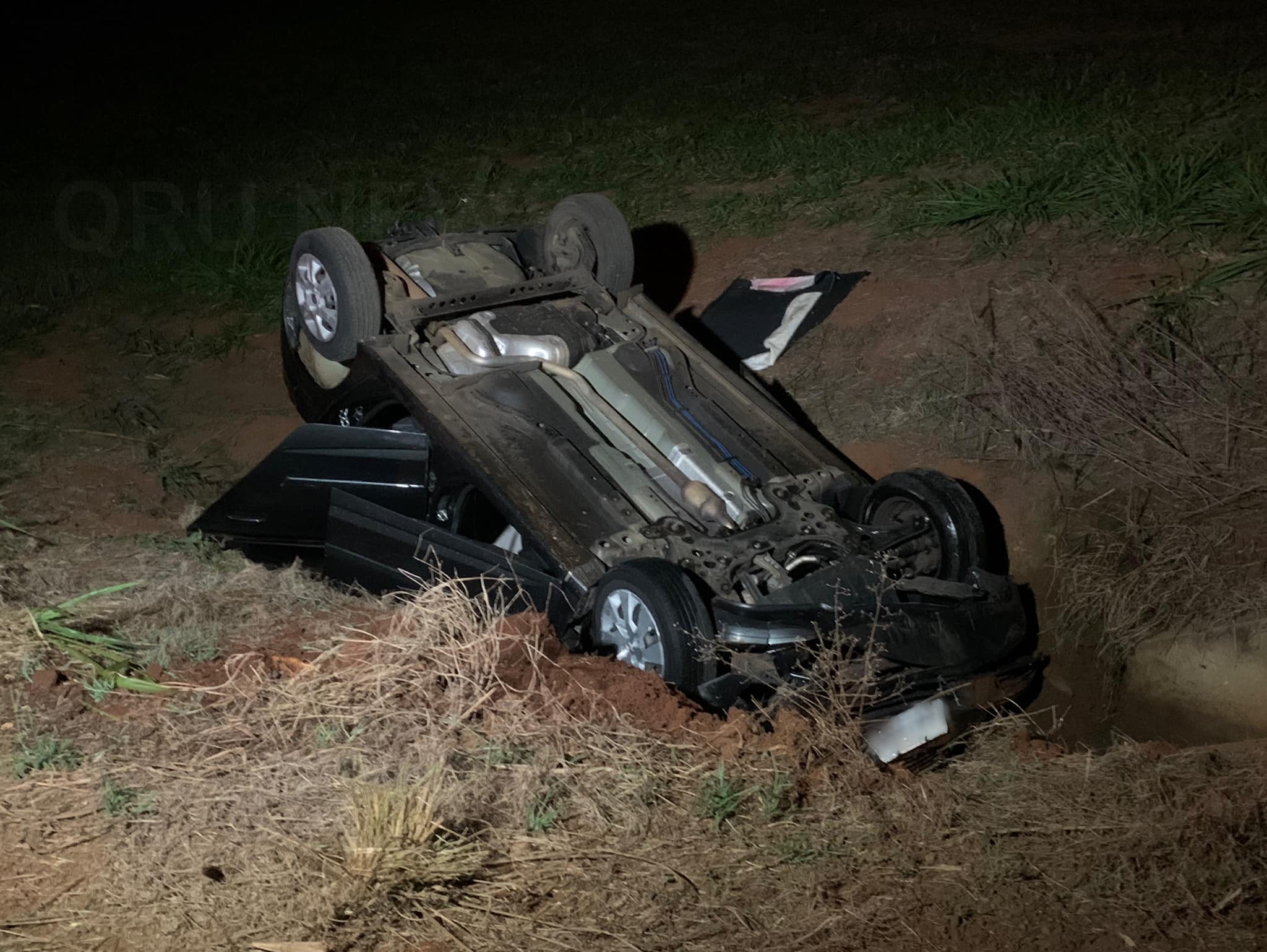 Capotamento em Serrana deixa dois feridos
