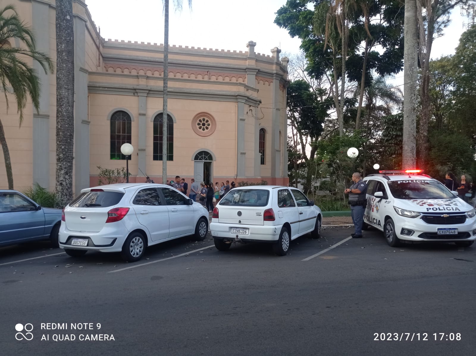 Ossada humana encontrada no lado externo da igreja matriz de Descalvado