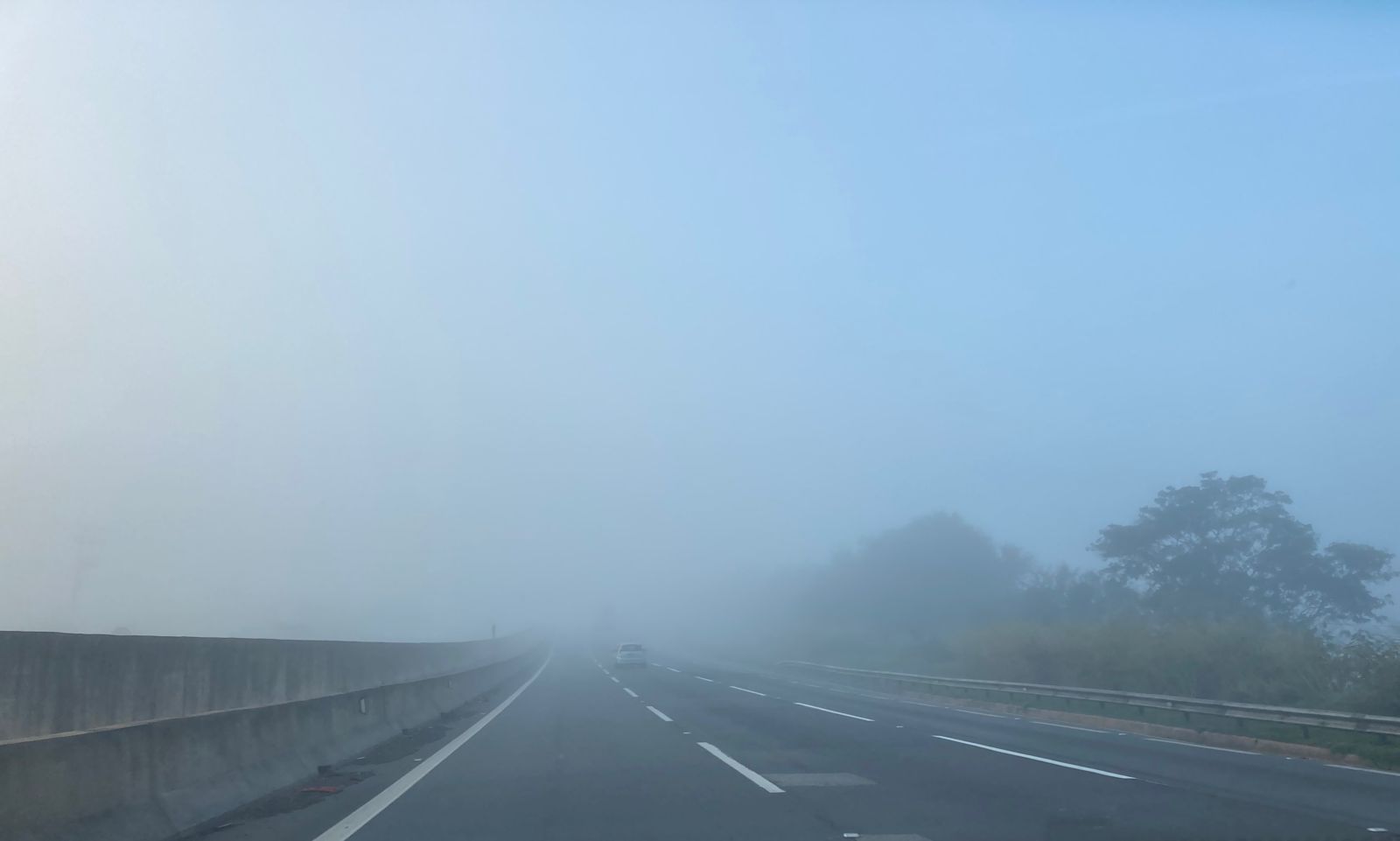 Domingo amanhece com neblina