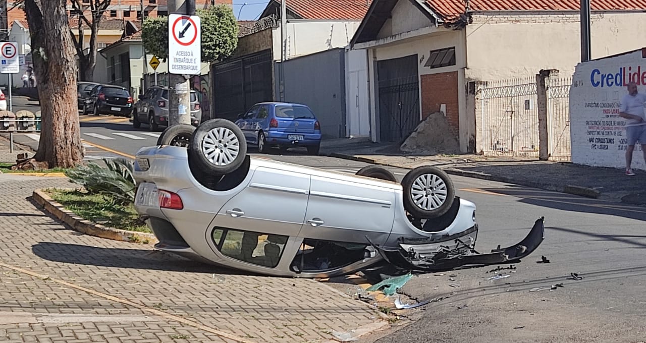 Acidente entre dois carros termina em capotamento em Piracicaba Acidente entre dois carros termina em capotamento em Piracicaba