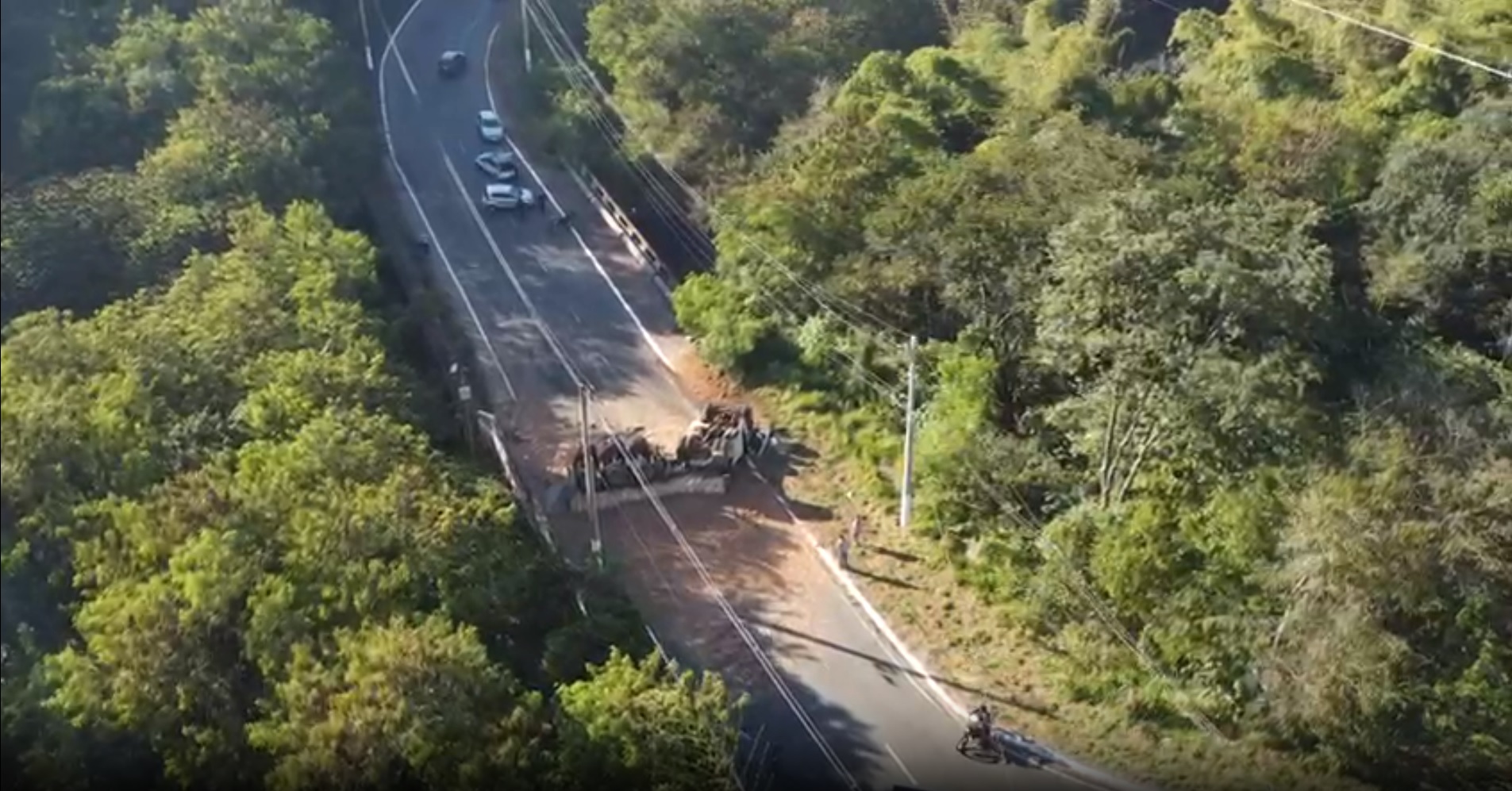 Carreta tomba e interdita as avenidas Bandeirantes e Europa em Americana Carreta tomba e interdita as avenidas Bandeirantes e Europa em Americana