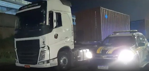 Dupla é presa suspeita de roubar caminhão e fazer motorista refém em Atibaia Dupla é presa suspeita de roubar caminhão e fazer motorista refém em Atibaia