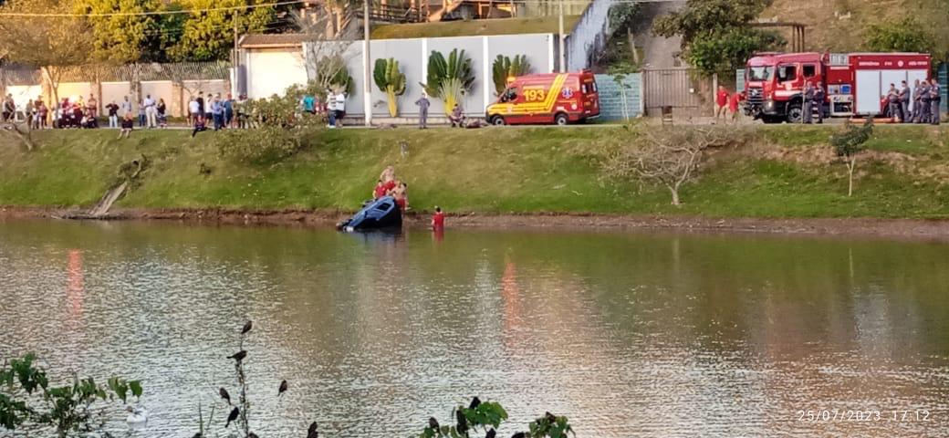 Tragédia! Passista de escola de samba morre após cair com o carro em lagoa