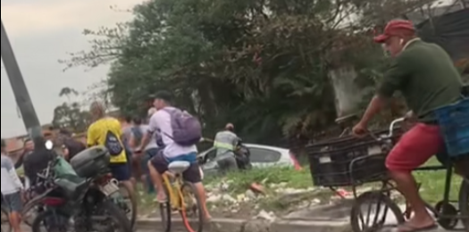 carro-cai-em-canal-avenida-penedo