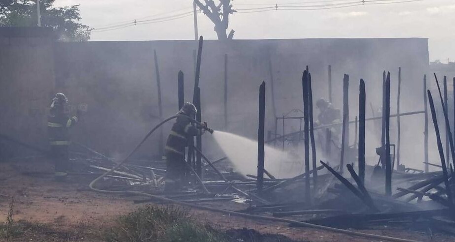 incêndio destrói barraco e deixa família desabrigada em São Carlos