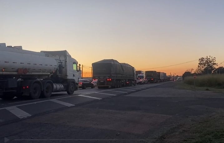 Caminhão parado na pista causa lentidão na rodovia em Limeira