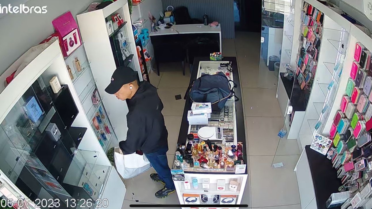 Bandidos fazem arrastão em loja de celulares de Hortolândia Bandidos fazem arrastão em loja de celulares de Hortolândia