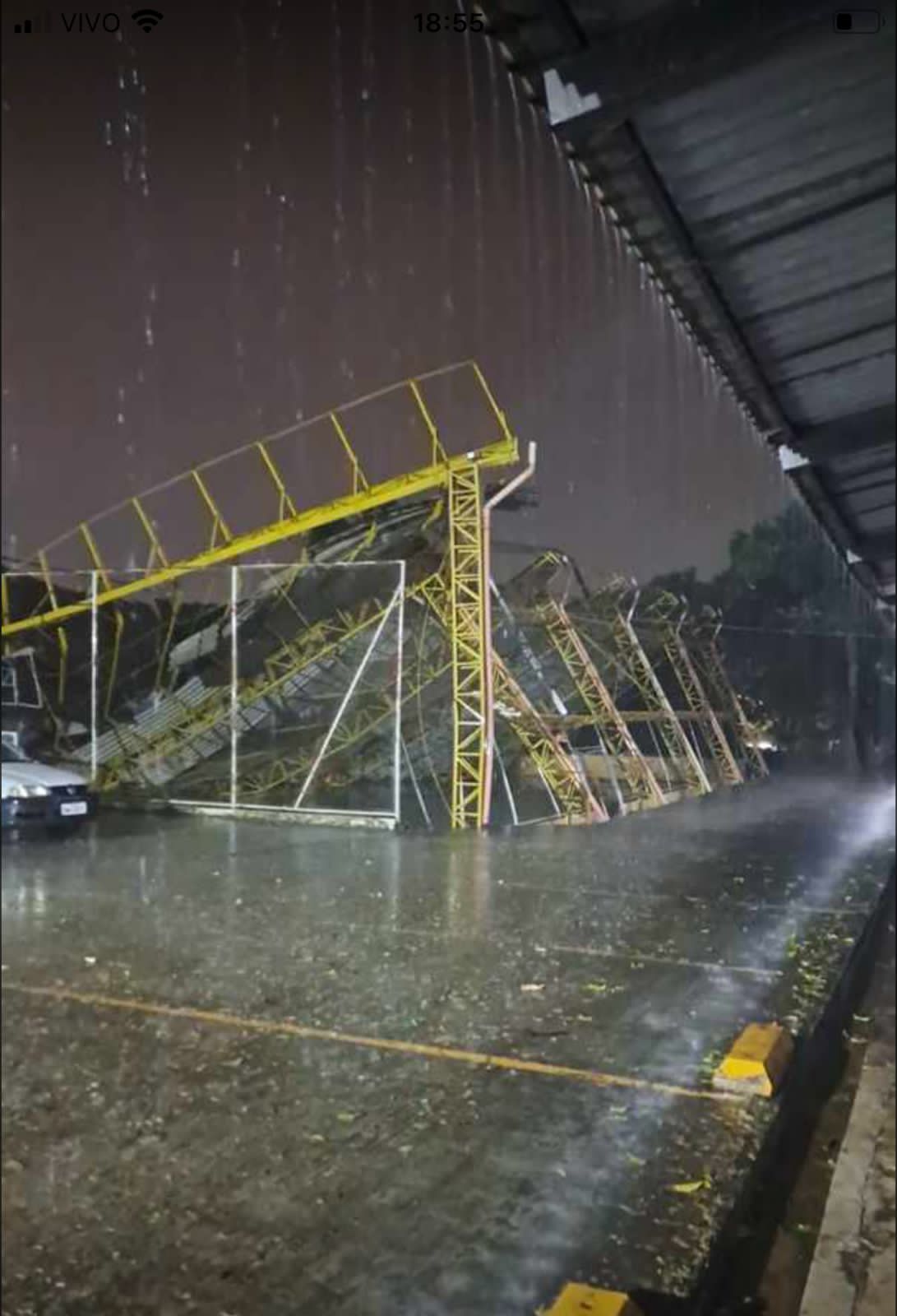 Forte temporal causa estragos em Rio das pedras Ruas alagadas e quedas de árvores foram as conseguências da forte chuva