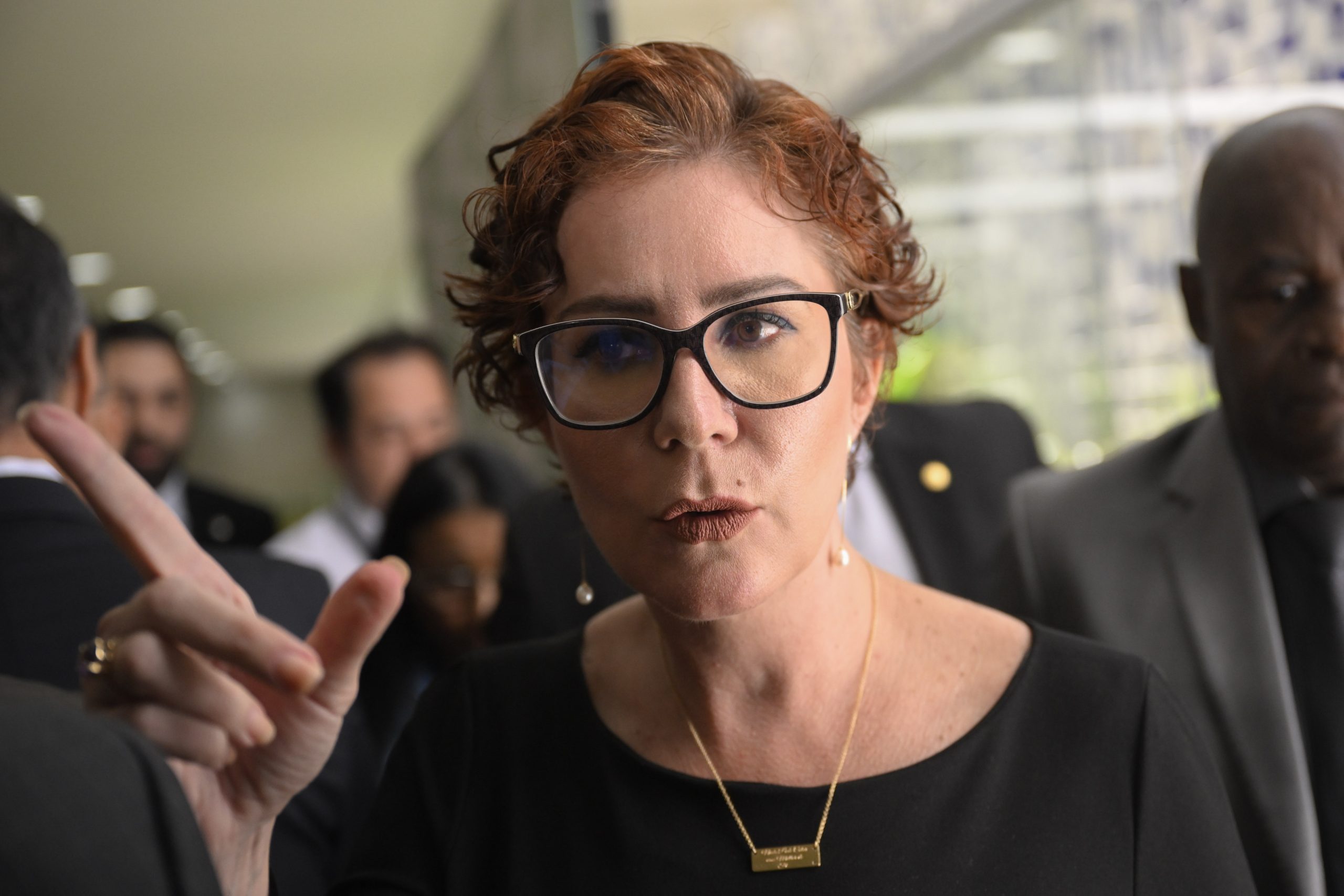 A deputada federal Carla Zambelli (PL-SP) realiza coletiva após a Policia Federal realizar buscas e apreensões no seu apartamento funcional e em seu gabinete quarta-feira, 2 de agosto | Foto: Mateus Bonomi/AGIF/Folhapress)(Foto: Mateus Bonomi/AGIF/Folhapress
