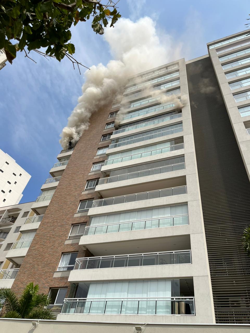 Apartamento que pegou fogo no Cambuí segue interditado Apartamento que pegou fogo no Cambuí segue interditado