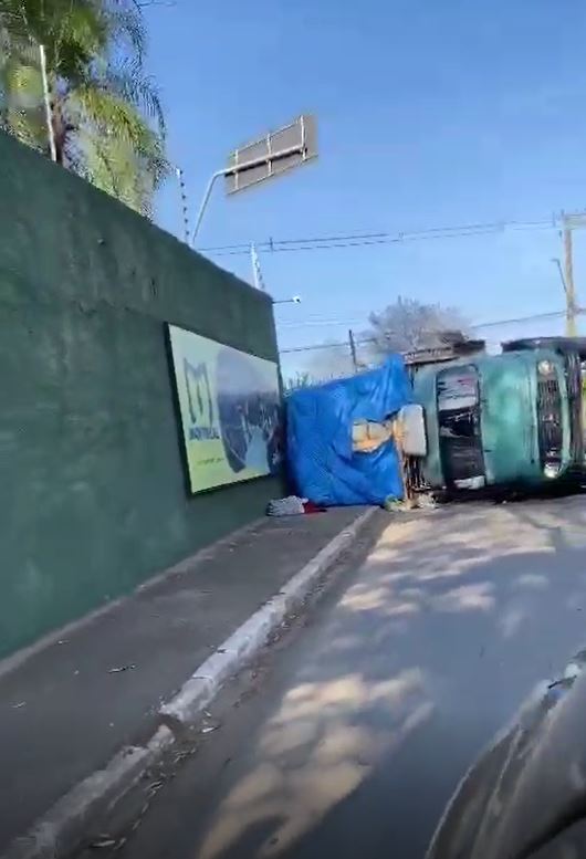 Caminhão com 7 toneladas de pó de serra tomba em Indaiatuba