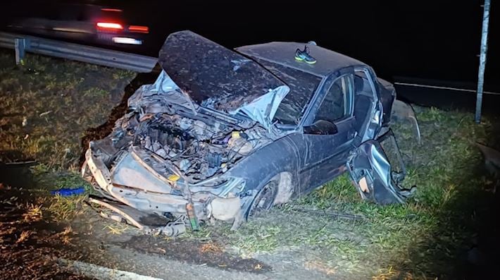 Carro capota na Rod. Adhemar Pereira de Barros e deixa 4 pessoas feridas