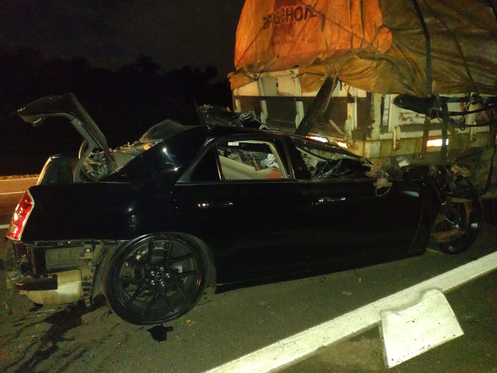 Motorista morre após bater contra carreta de 20 toneladas de ferro