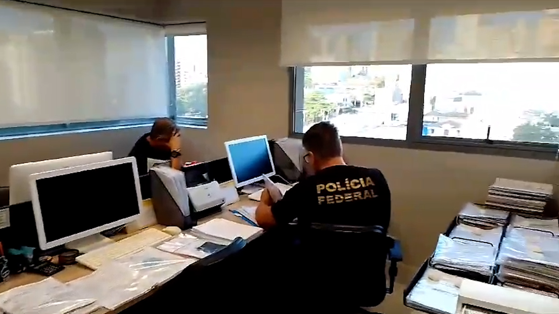 Polícia Federal cumpre mandados de busca e apreensão para apurar crimes contra o INSS